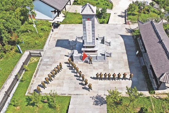 圖為黔江區水市鎮水車坪紅軍紀念碑前，退役軍人組成“八一”圖案。 楊敏 攝